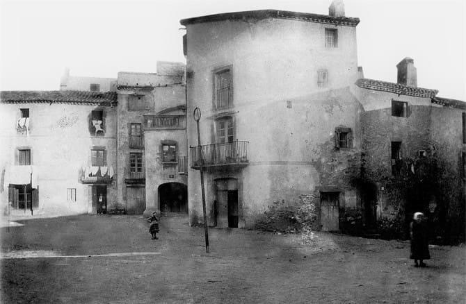 La Plaça Major en una imatge de 1889.(Àlbum RubauDonadeu. Biblioteca Fages de Climent)